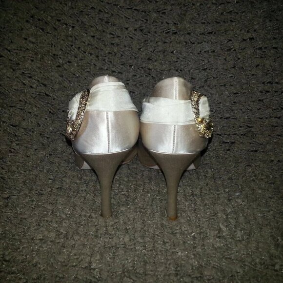 BADGLEY MISCHKA-Blush Satin/Pleated Satin with Circular Jeweled Brooch-Size 8.5 - Picture 6 of 6